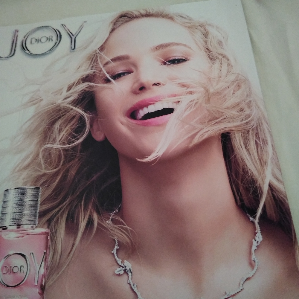 ELLE Magazine 190 Pages - Picture 2 of 7